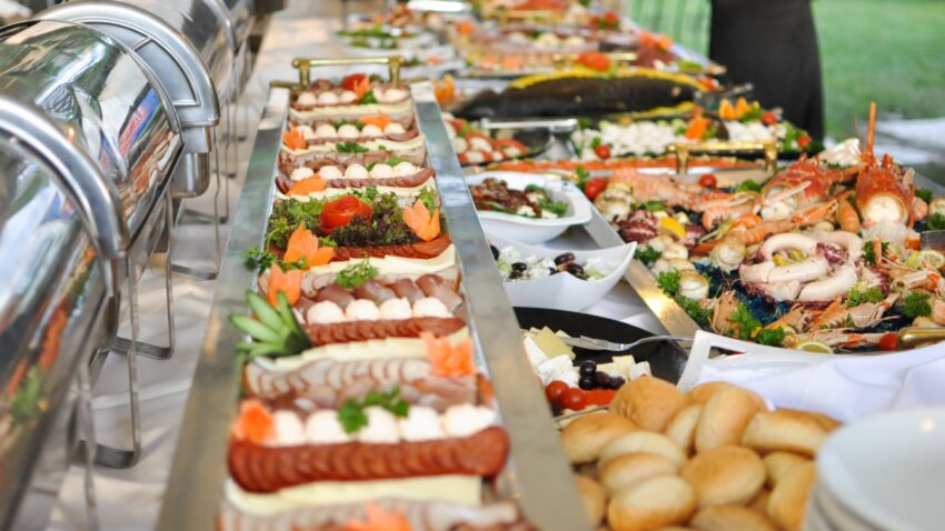 Catering na stole zapewniony przez sprawdzoną firmę.